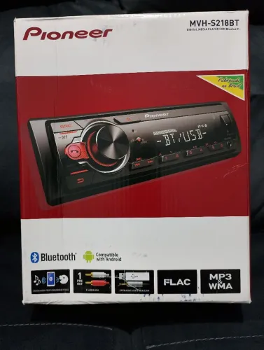 Som automotivo com Bluetooth e streaming e telefone.