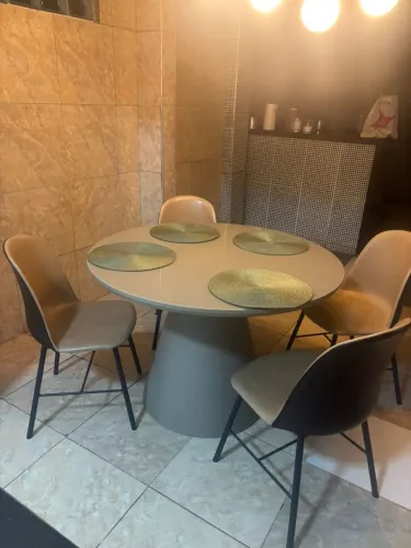Mesas e cadeiras 