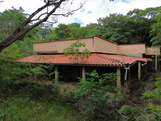 EXCELENTE OPORTUNIDADE: SÍTIO DE ESQUINA EM RAVENA COM 4.000 m² PLANO, POÇO ARTESIANO E PO