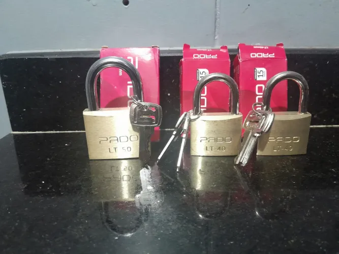 Vendo 3 cadeados novos na caixa com chave reserva,2 deles tamanho 40 m-m e 1 tamanho 50 m-