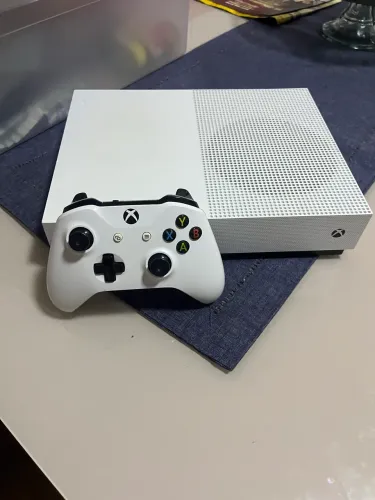 XBOX ONE ALL DIGITAL USADO (EM ÓTIMA CONDIÇÃO)