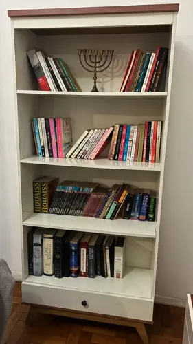 Estante de livro com gaveta embaixo em perfeito estado