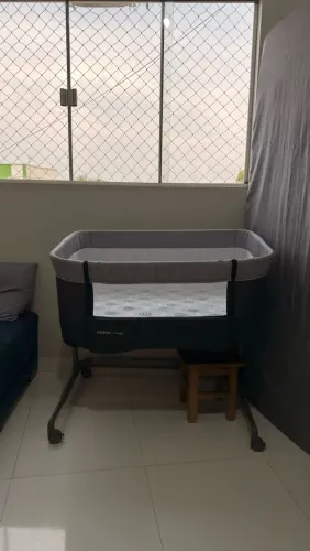 Berço que acoplada a cama