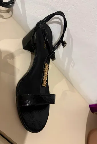 Vendo sandália preta