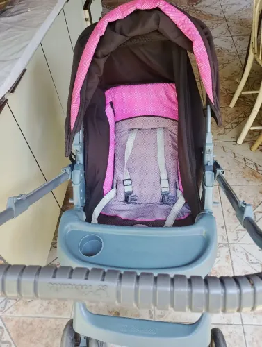 Vendo carrinho de bebê aceito troca