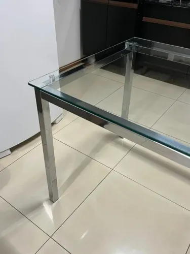 Mesa de vidro com base inox