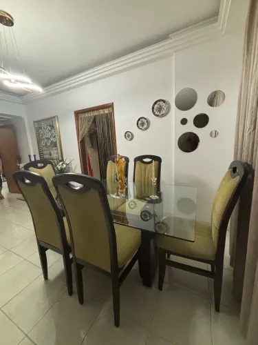 Mesa de vidro com 6 cadeiras