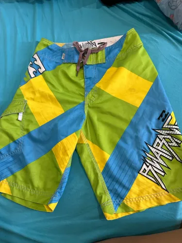 Short Billabong veste até 13 anos. Bem conservada. R$ 50. *