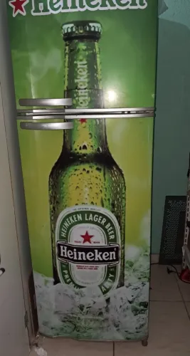 Refrigerador duplex c/ adesivo temático da Heineken