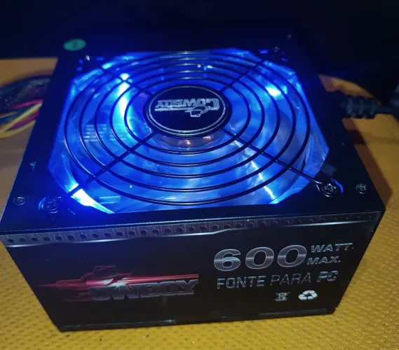 Fonte real 600 watts para computador.