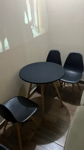 Mesa Redonda com 4 Cadeiras - Preta com Pés de Madeira