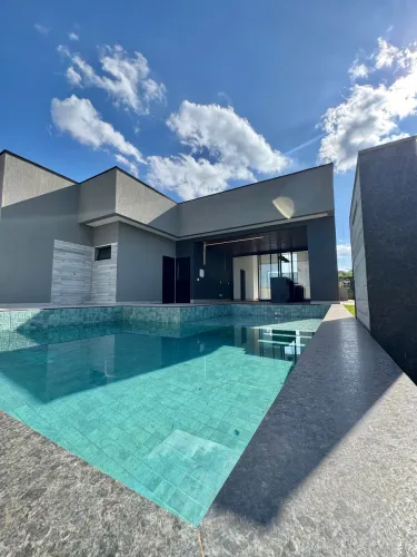 Casa Térrea à venda, com 4 suítes plenas mais office, lote com 640m2, 340m2 de construção,