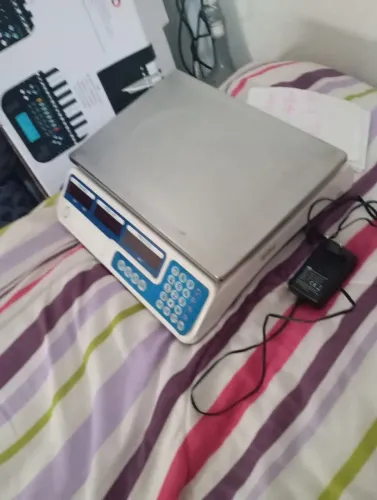 ,vendo um balança digital comercial marca deprata valor 300 reais seme nova