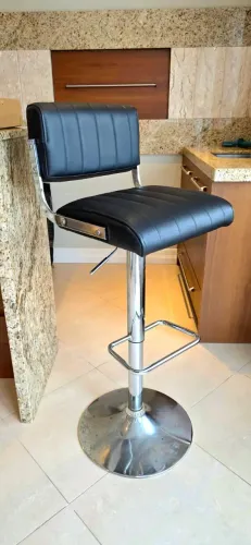 Banqueta Alta Preta com Pistão