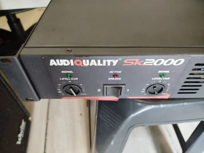 (POTÊNCIA PROFISSIONAL SEMI-NOVA ÁUDIO-QUALITY MODELO SK-2000 TURBO-VENTILADA)