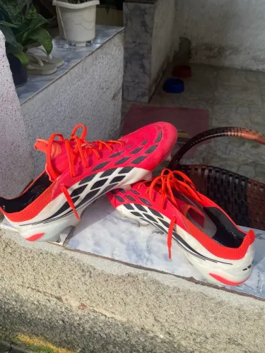 Chuteira profissional da adidas / trava mista / dar pra trocar por trava de borracha 