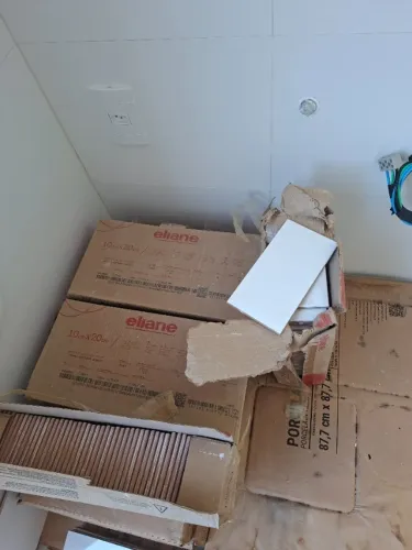 Revestimento de Parede Interno Relevo Brilhante 10x20cm Borda Arredondada Metro White Elia