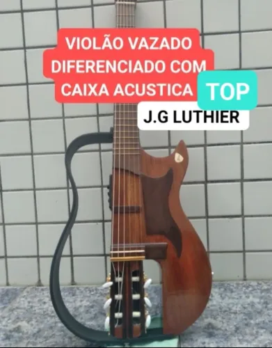 Violão vazado diferenciado com caixa acústica