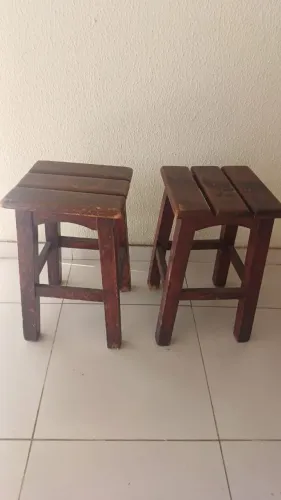 2 banquinhos de madeira