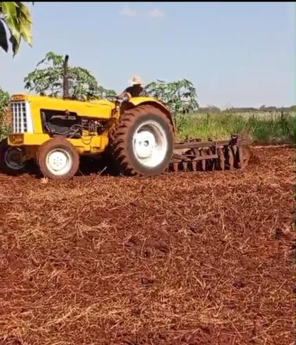 Trator com grade 