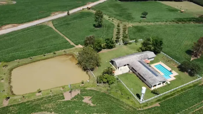 Imperdível Propriedade à Venda em Quadra-SP: Sitio de Luxo na Zona Rural com 3 Quartos, 3