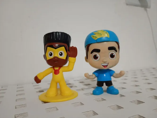 Bonecos de brinquedo ? usado Bom Estado