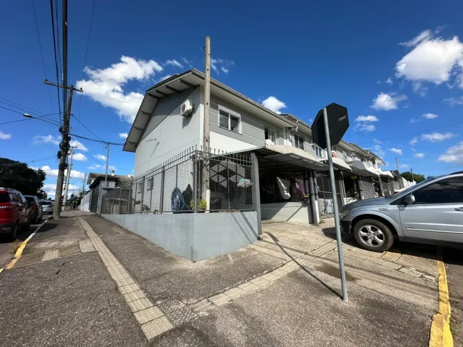 Casa sobrado de esquina com dois dormitórios no Bairro Monte Verde