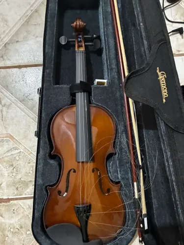 Violino novo, só precisa trocar as cordas