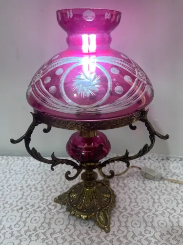 Abajur antigo em bronze com cúpula vermelhas lapidada.