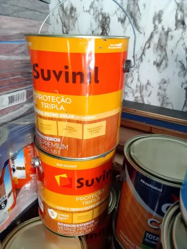 Latas de tintas e verniz 
