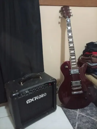 GUITARRA NASHVILLE LES PAUL E AMPLIFICADOR METEORO NITROUS DRIVE