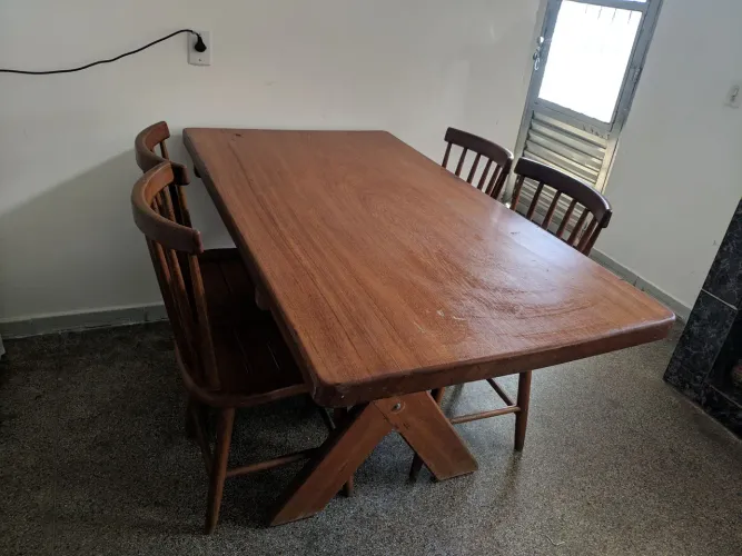 Conjunto de Mesa e 4 Cadeiras em Madeira Maciça