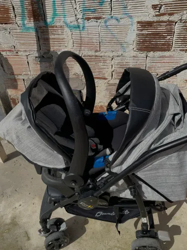 Vendo conjunto de carrinho e bebê conforto