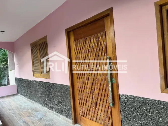 Rutileia Imóveis aluga amplo imóvel com 4 quartos no bairro Nova Cidade em Itaboraí, RJ.