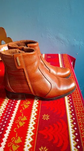 Desapego vendo uma bota de couro número 34 cor Marrom