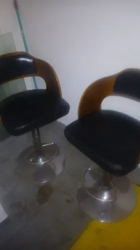 banquetes giratorias em couro e madeira excelente estado as duas por 500