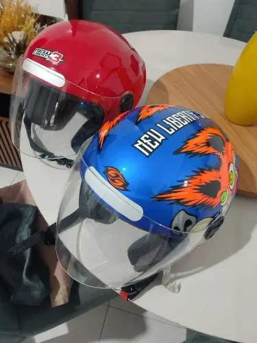 vendo esses dois capacetes vermelho tamanho 58 azul tamanho 60