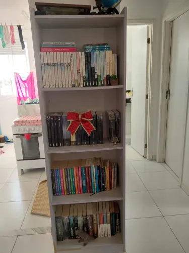 Estante de livros vertical cinza
