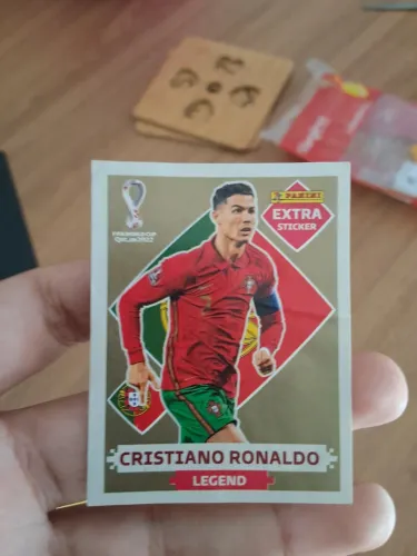 FIGURINHA CRISTIANO RONALDO LEGEND DOURADA 2022 EM PERFEITAS CONDIÇOES