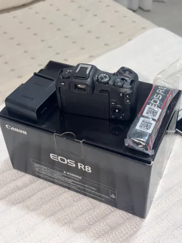 Câmera profissional: Canon RF EOS R8