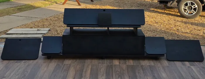 Rack Móvel de Sala Preto com 06 prateleiras de Parede em Madeira de Lei Marupá e Angelim 