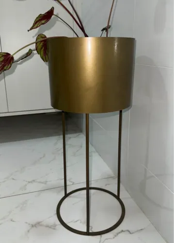 Vaso cachepot de chão dourado com suporte em metal