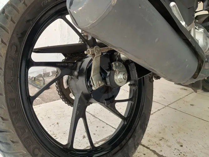 Um par de jante liga leve da moto 2025