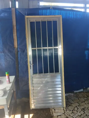 Porta de alumínio 2.10 x 0.80 medidas com o batente