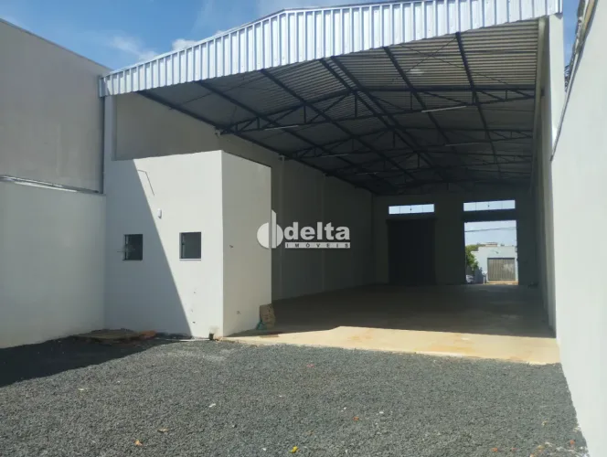 Galpão disponível para locação no bairro Brasil em Uberlândia-MG.