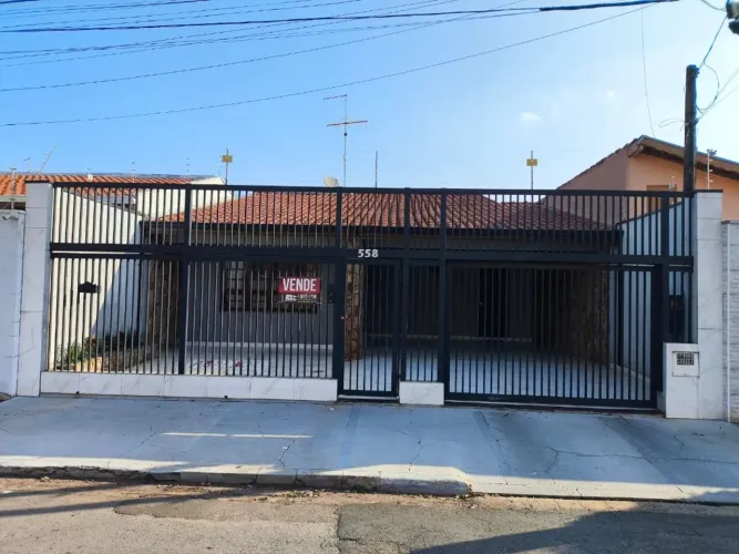 Casa à venda no bairro Jardim Planalto em Cosmópolis/SP.