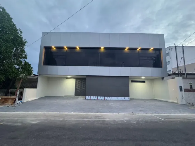 Prédio no centro de Petrolina com 426 m², 7 salas, dois pavimentos