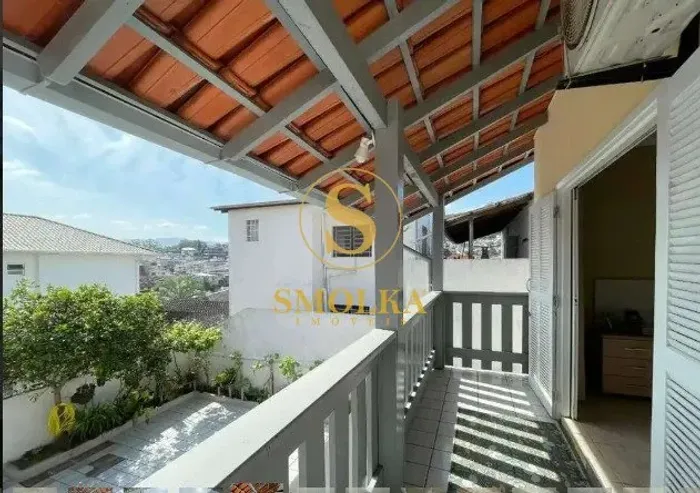 Casa com 5 dormitórios, 3 banheiros na Agronômica