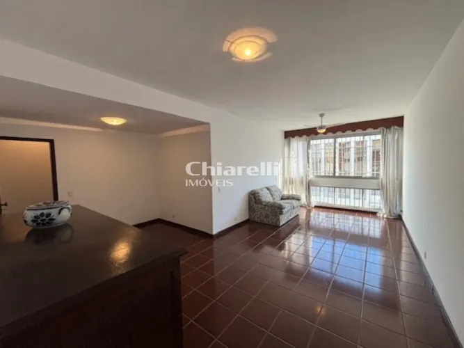 Apartamento com 125m2, frente, a 1 uma quadra da Praia de Icaraí, salão, 3 quartos (1 suít