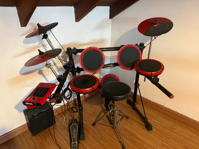 bateria eletrônica Ddrum DD1 vermelha (apresenta mau contato)